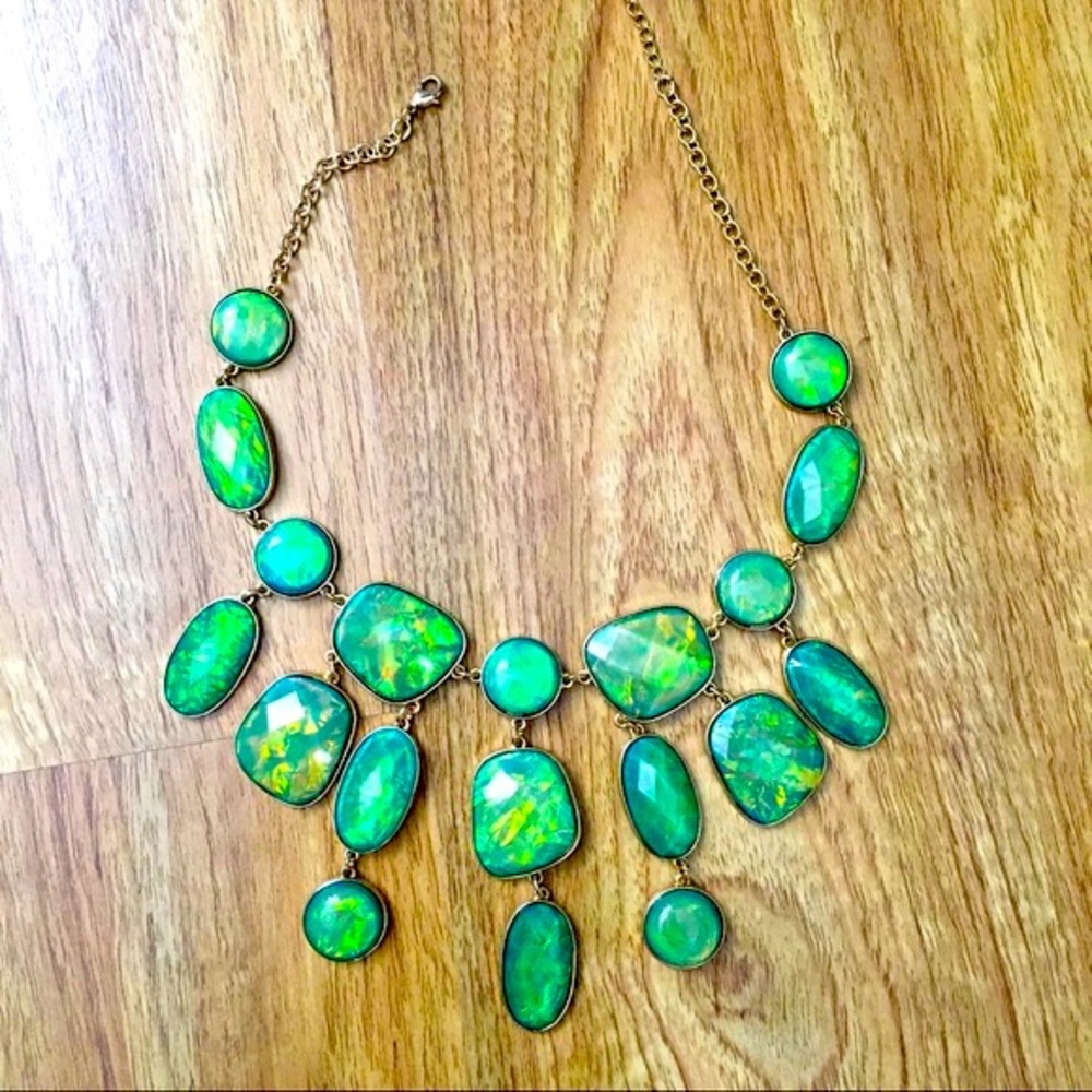 Turquoise necklace in gold chain